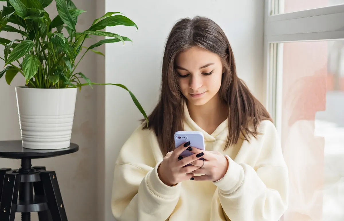 أرقام جديدة عن تأثير وسائل التواصل الاجتماعي على المراهقين - الصورة من Shutterstock 