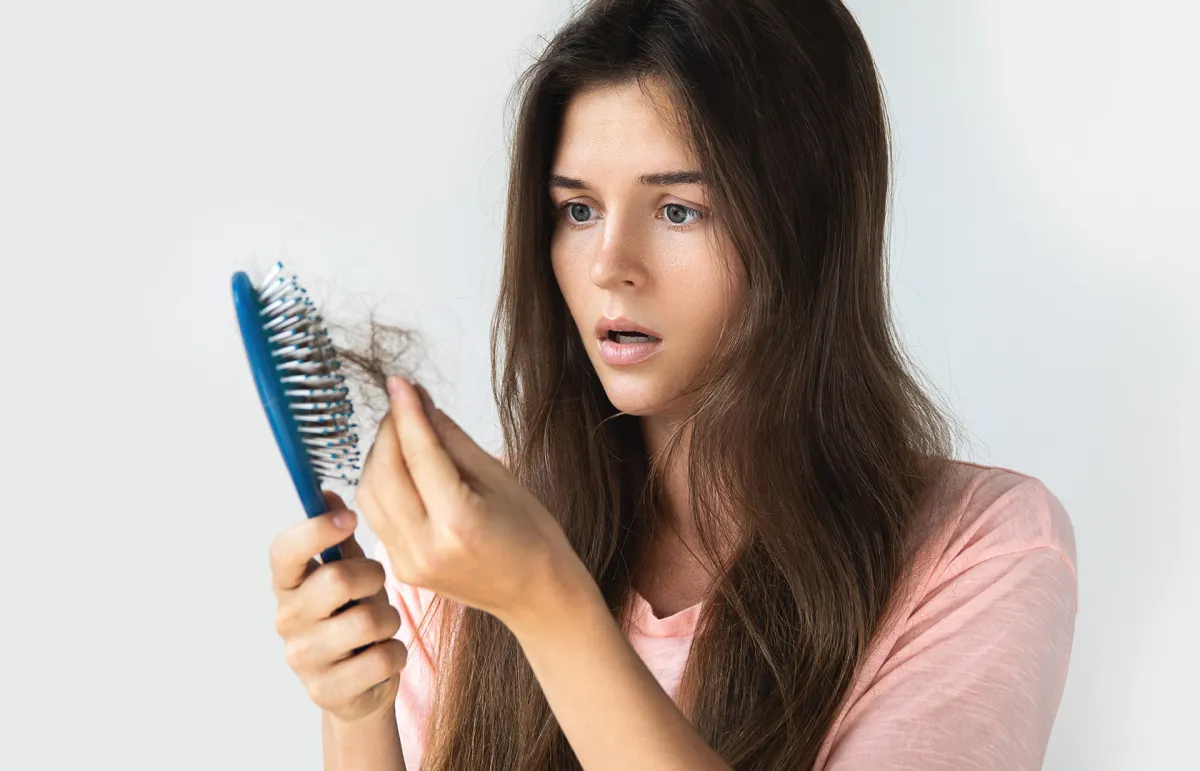 6 علاجات طبيعية لعلاج تساقط الشعر بعد الولادة  - الصورة من شترستك 