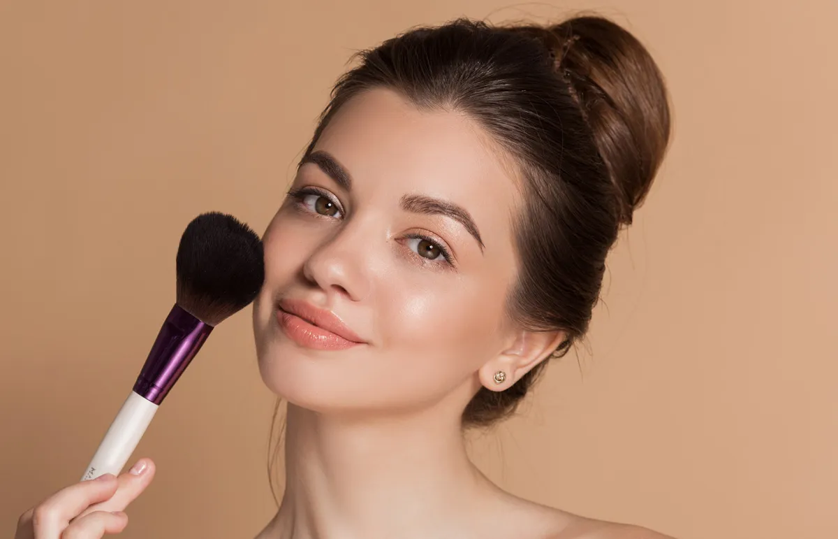  سر البودرة الفضية لبشرة شابة ومتجددة تشع نضارة وإشراقاً - الصورة من Shutterstock 