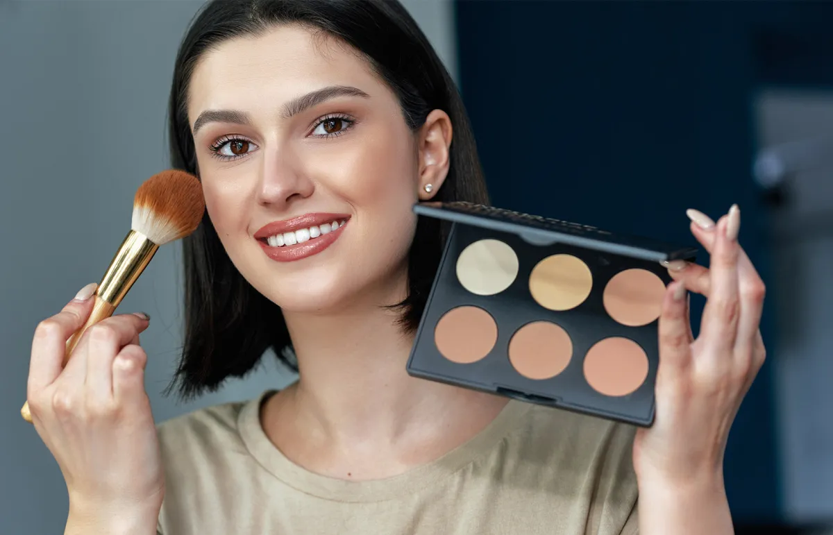 أفضل علب ظلال عيون لخريف 2023 وطريقة تطبيق مكياج عيون خريفي ناعم - الصورة من Shutterstock 
