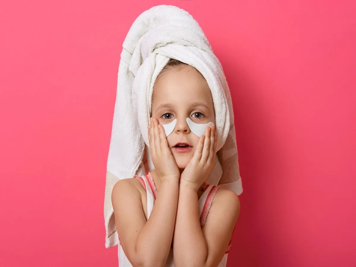 صورة لطفلة تضع يديها على وجهها