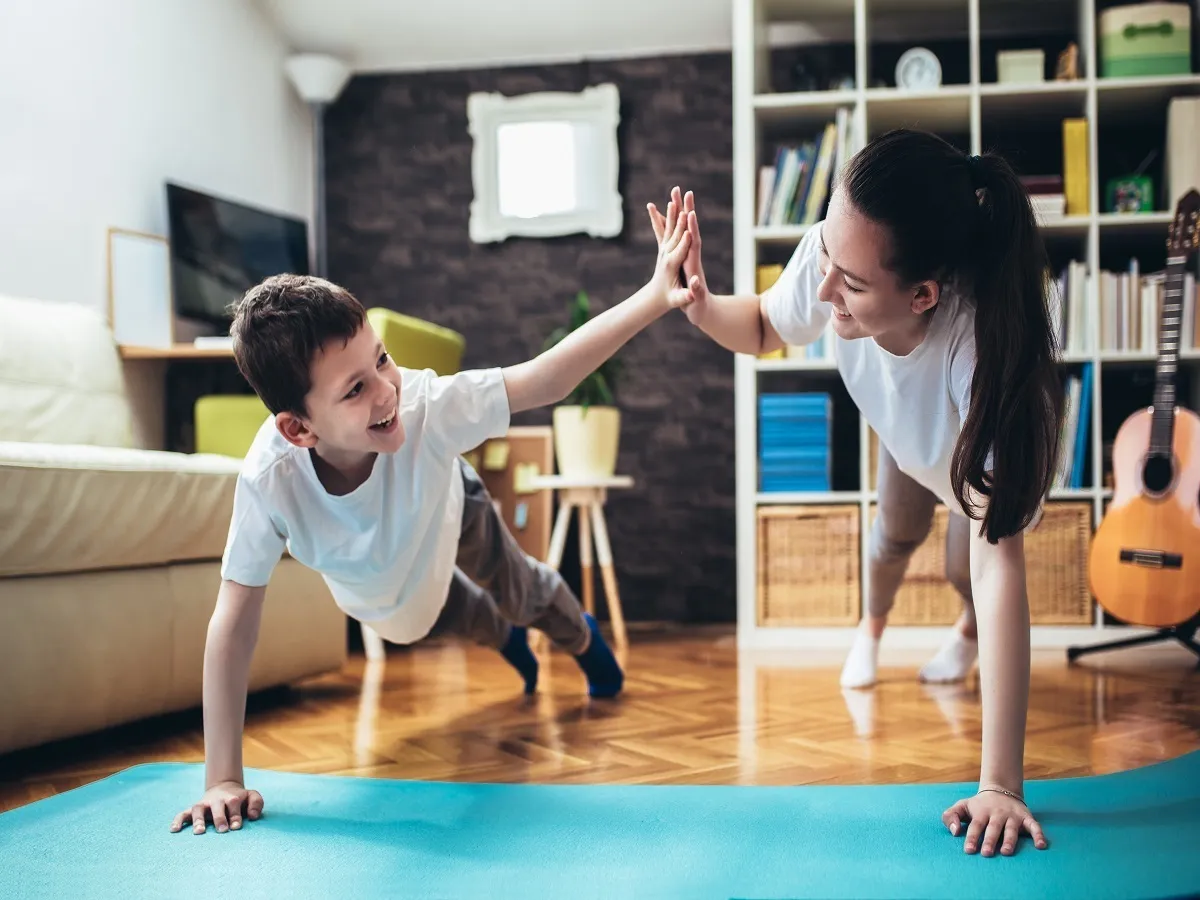 صورة لأم تمارس الرياضة مع طفلها