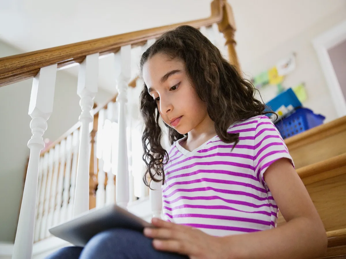 صورة لطفلة تنظر إلى الشاشة