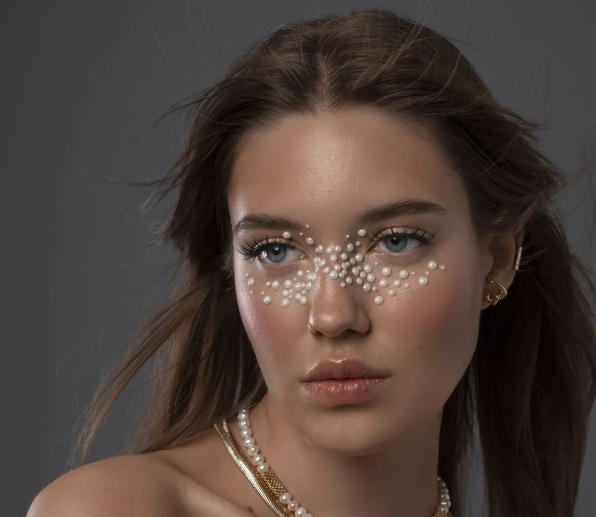 مكياج مرصع باللؤلؤ والكريستال