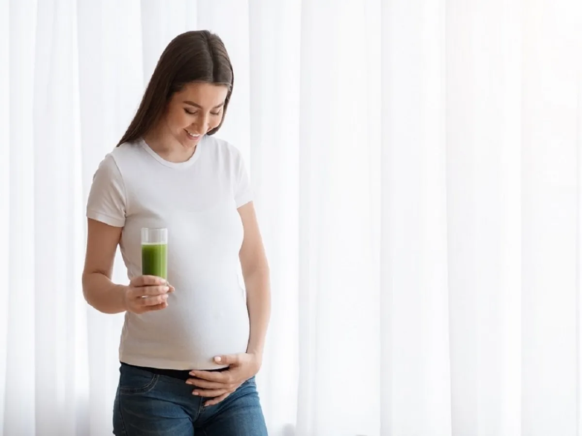 صورة لامرأة حامل تحمل مشروب