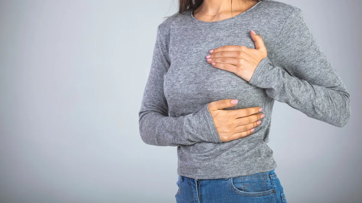 صورة لامرأة تشعر بألم في الثدي