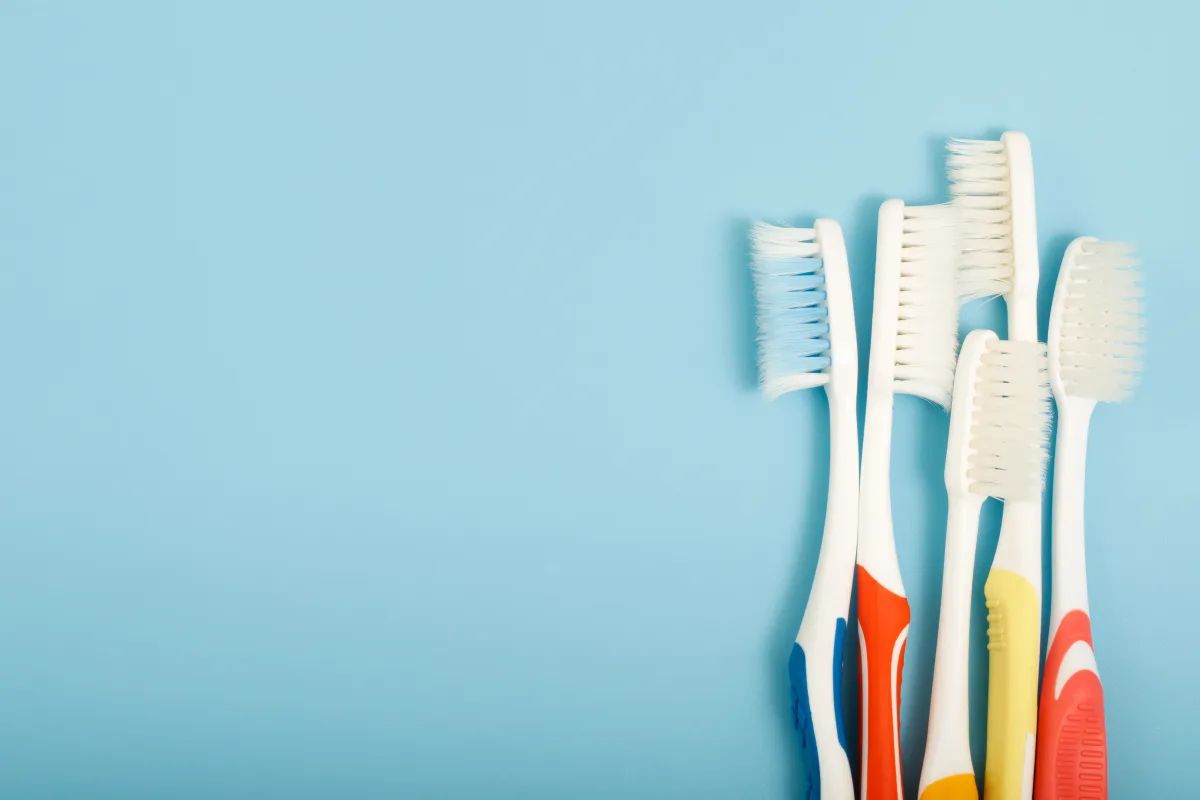 تنظيف فرشاة الأسنان خطوة خطوة 