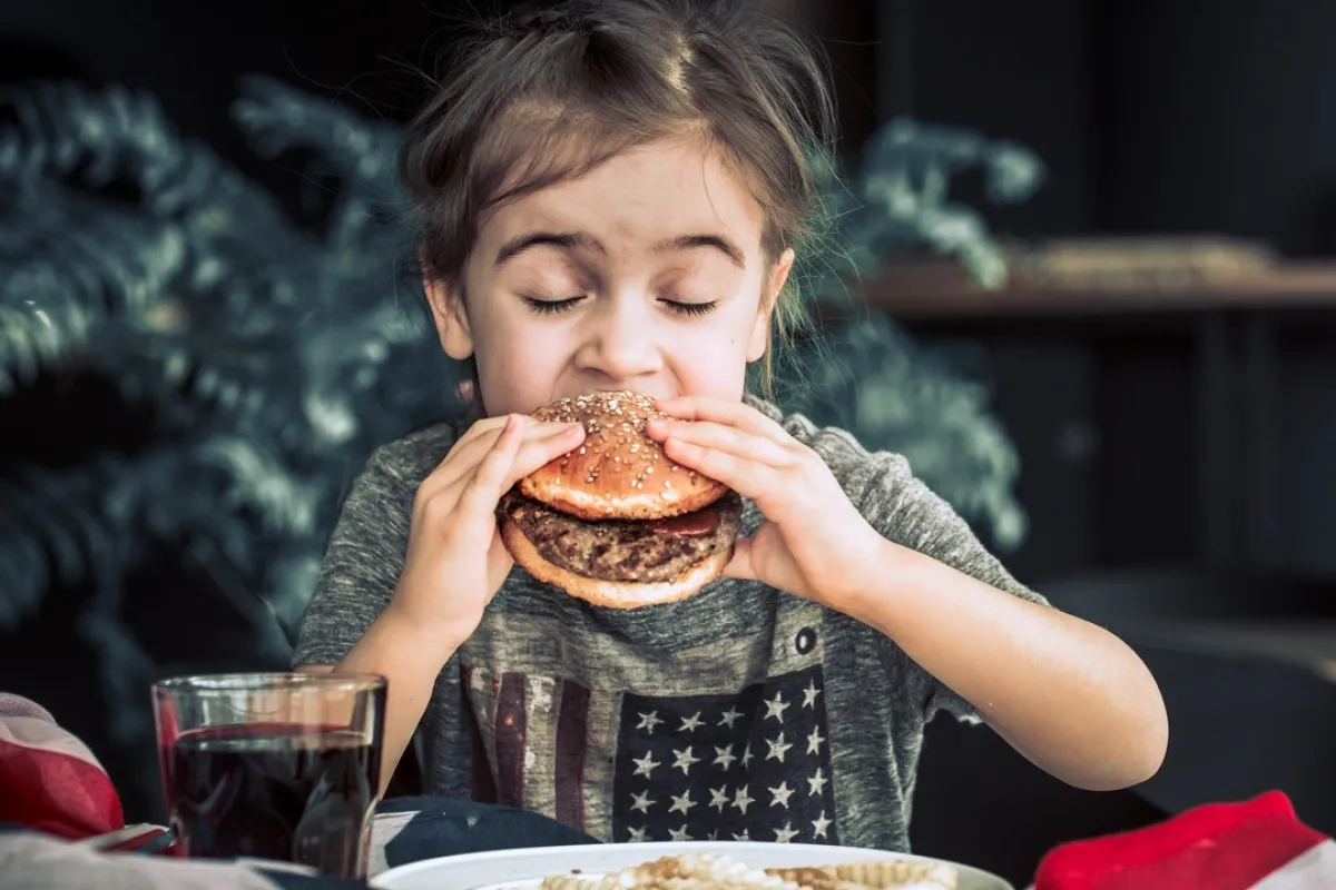 صورة لطفلة تأكل بنهم