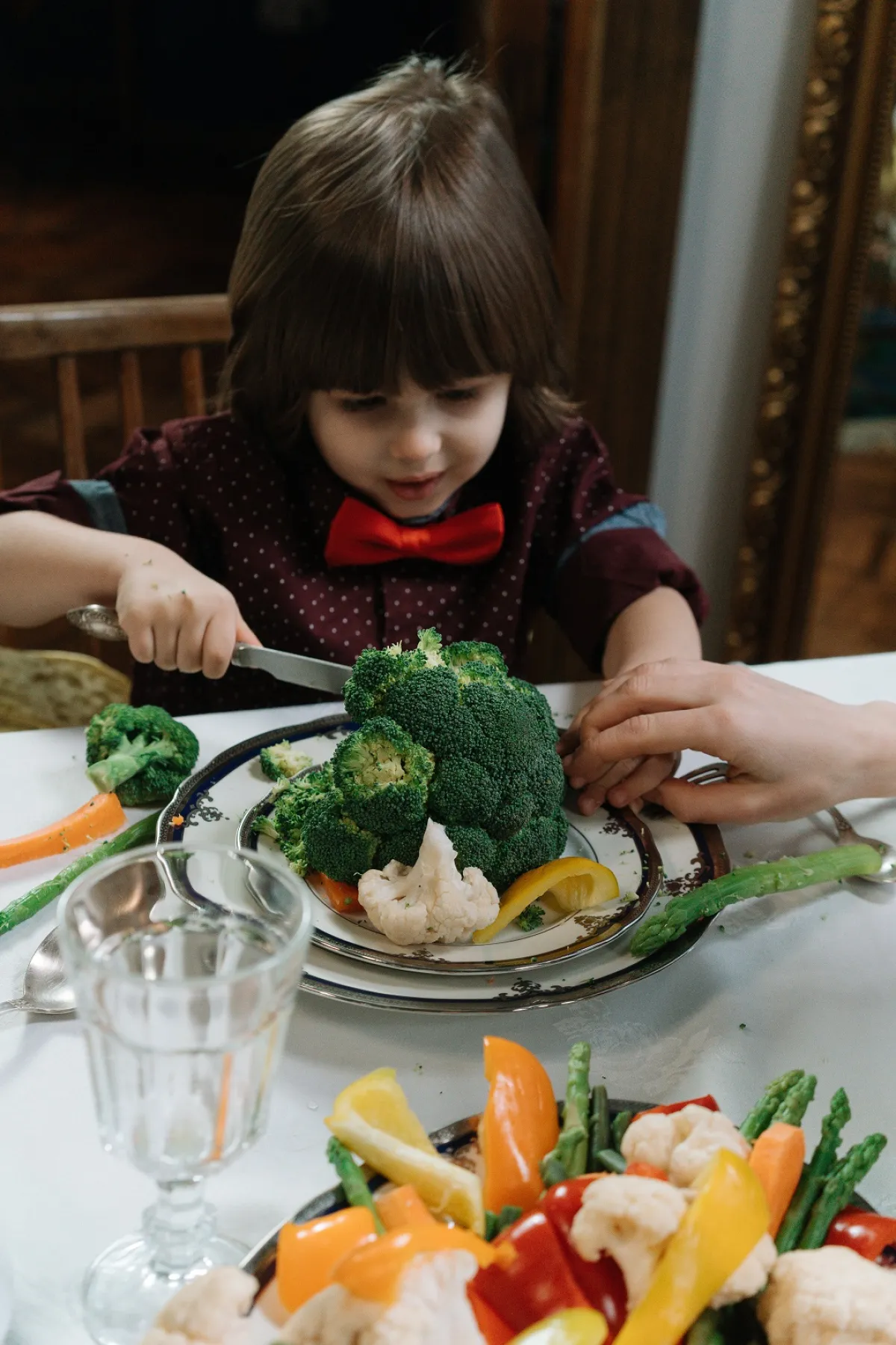 صورة لطفل يتناول طعاماً صحياً