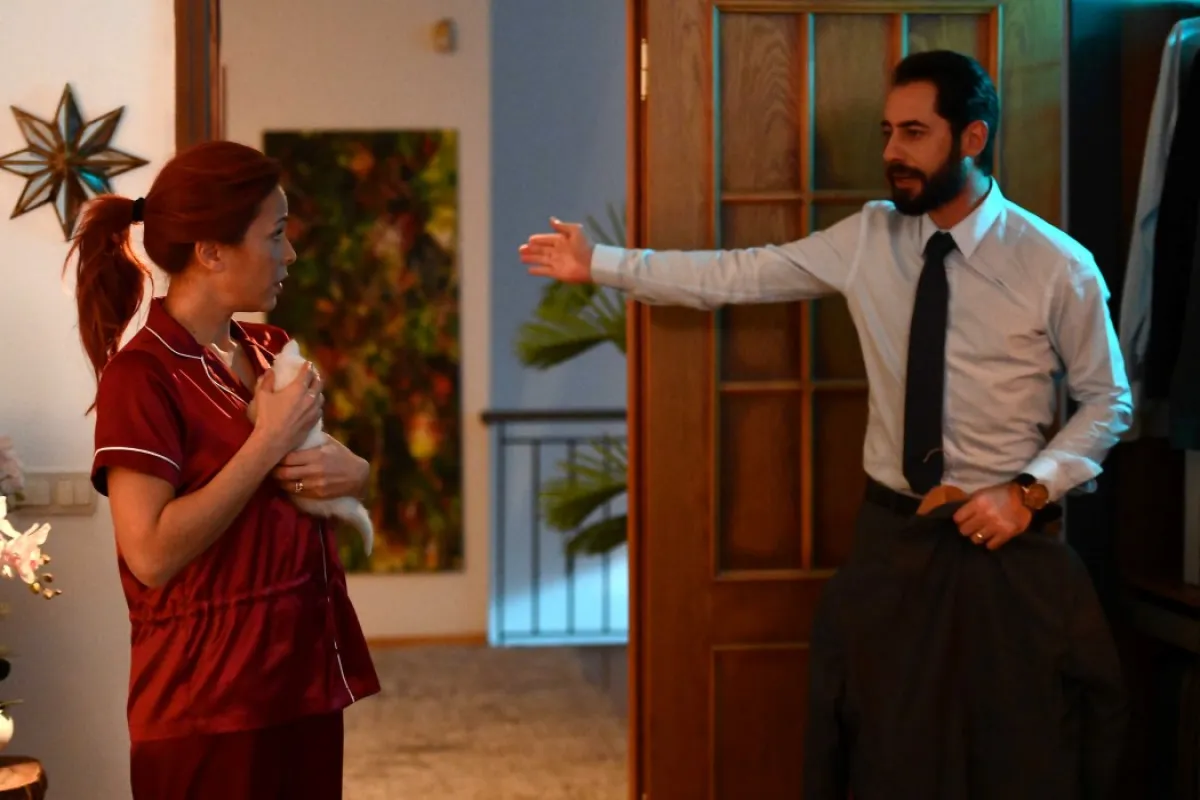 رولا بقسماتي وإيلي متري-من كواليس الخائن -الصورة من المركز الاعلامي ل ام بي سي