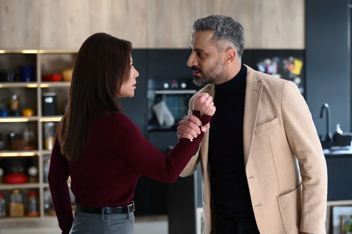 سلافة معمار وقيس الشيخ نجيب من كواليس الخائن -الصورة  من المركز الاعلامي ل ام بي سي