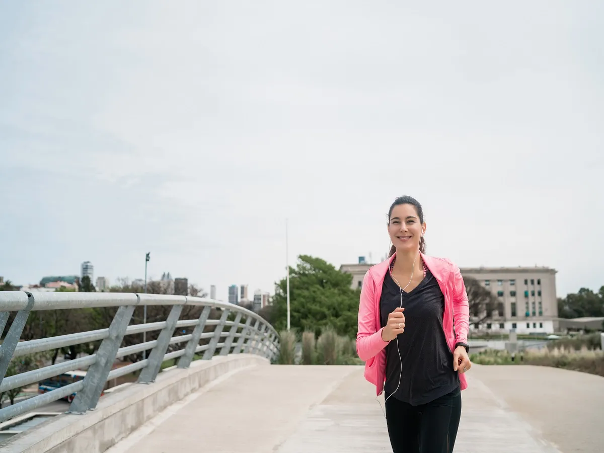 صورة لامرأة تمارس رياضة الجري