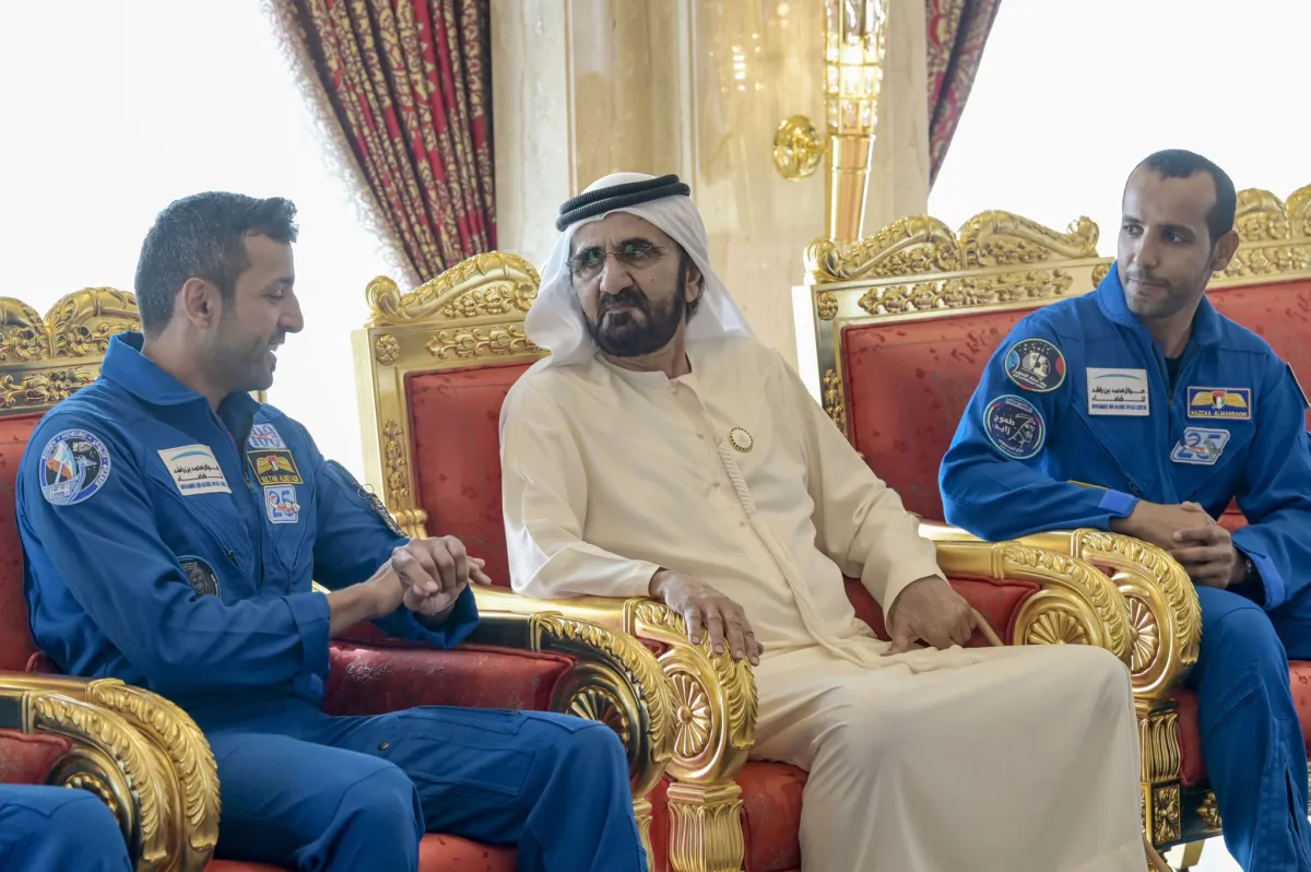 الشيخ محمد بن راشد آل مكتوم وسلطان النيادي وهزاع المنصوري. الصورة من الحساب الرسمي للشيخ محمد على منصة x