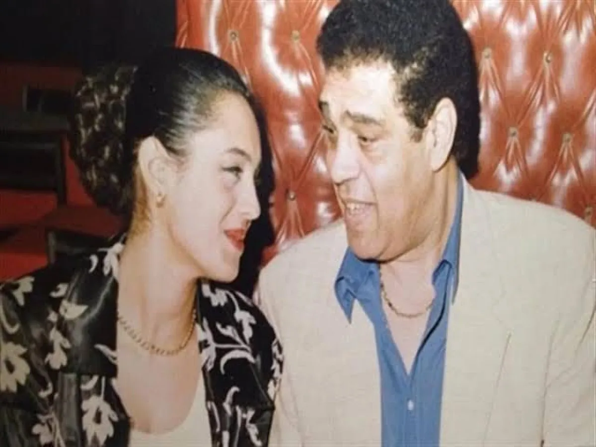 رشا سامي العدل مع والدها الفنان الراحل سامي العدل - الصورة من حسابها الخاص على "فيسبوك"