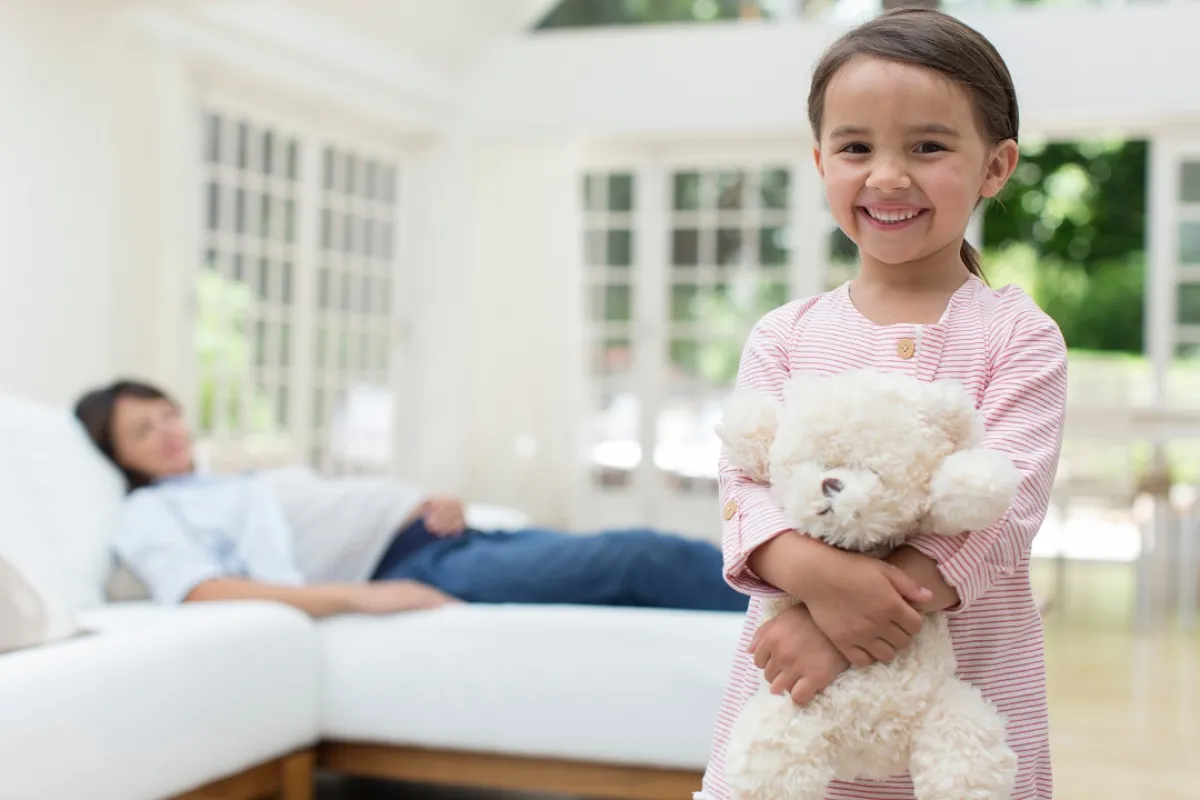 صورة لطفلة تبتسم برضا وسرور