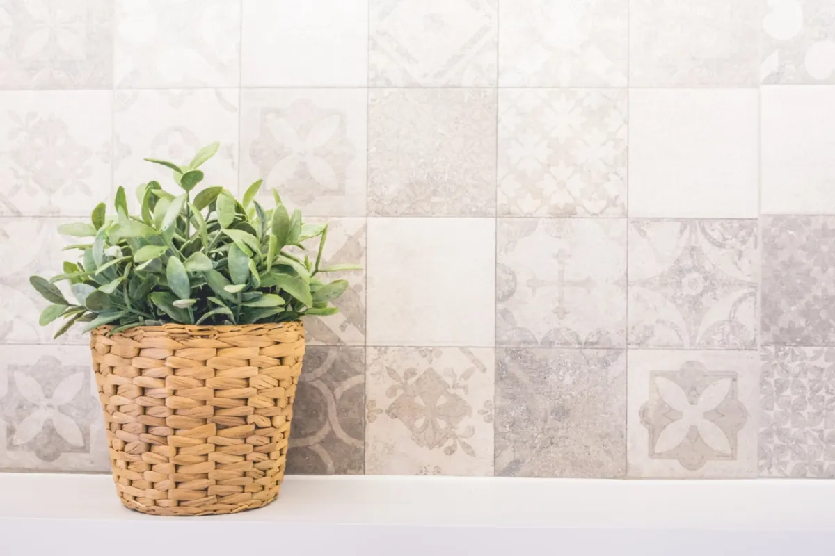 حائط ملبس بالسيراميك في الحمّام