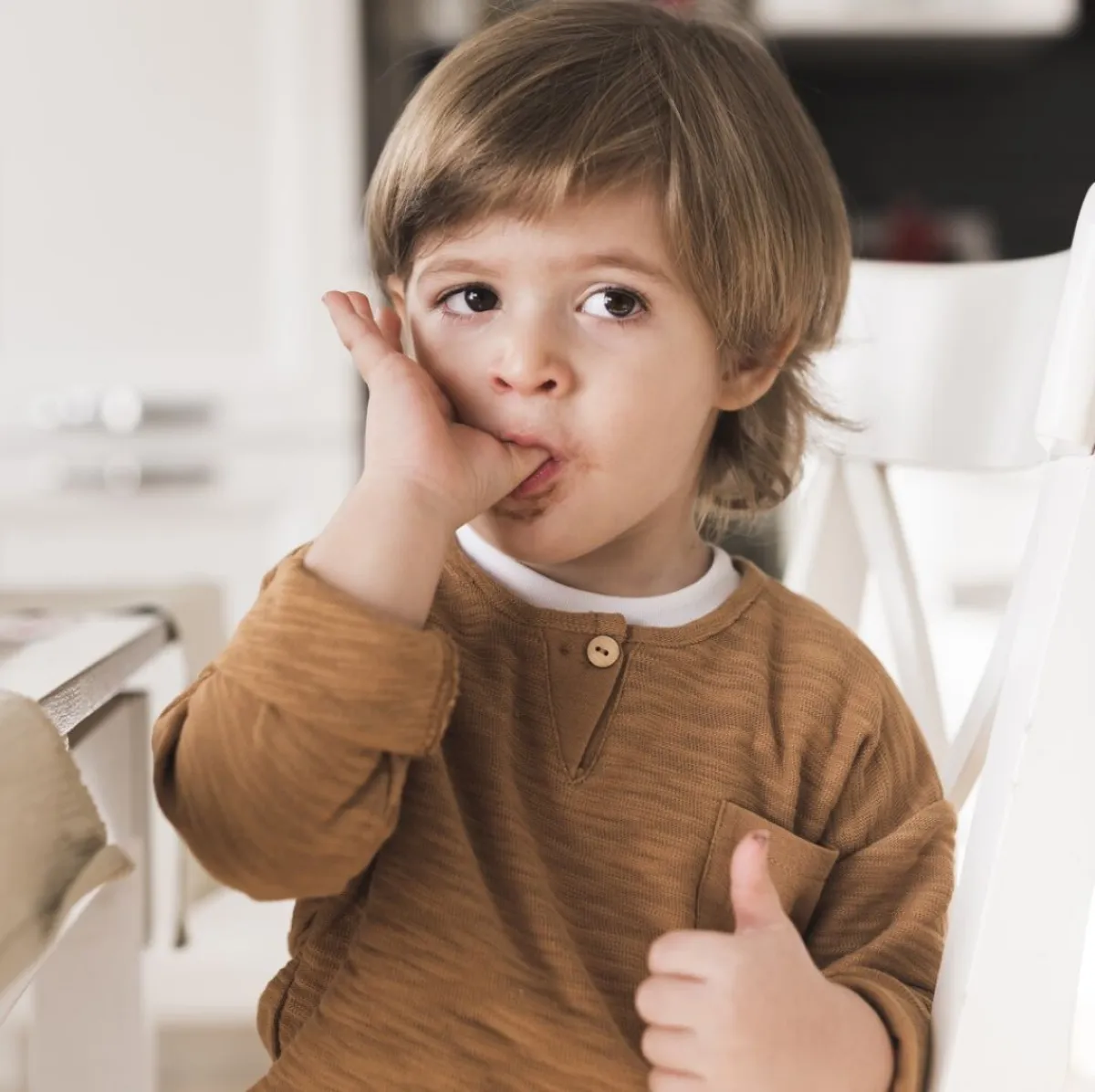 صورة طفل يأكل دبس التمر