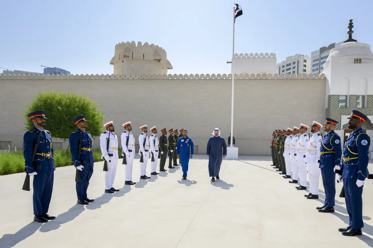 "ستظل راية الإمارات عالية خفّاقة على الدوام".. الشيخ محمد بن زايد يرفع علم الدولة في قصر الحصن - الصورة من وام
