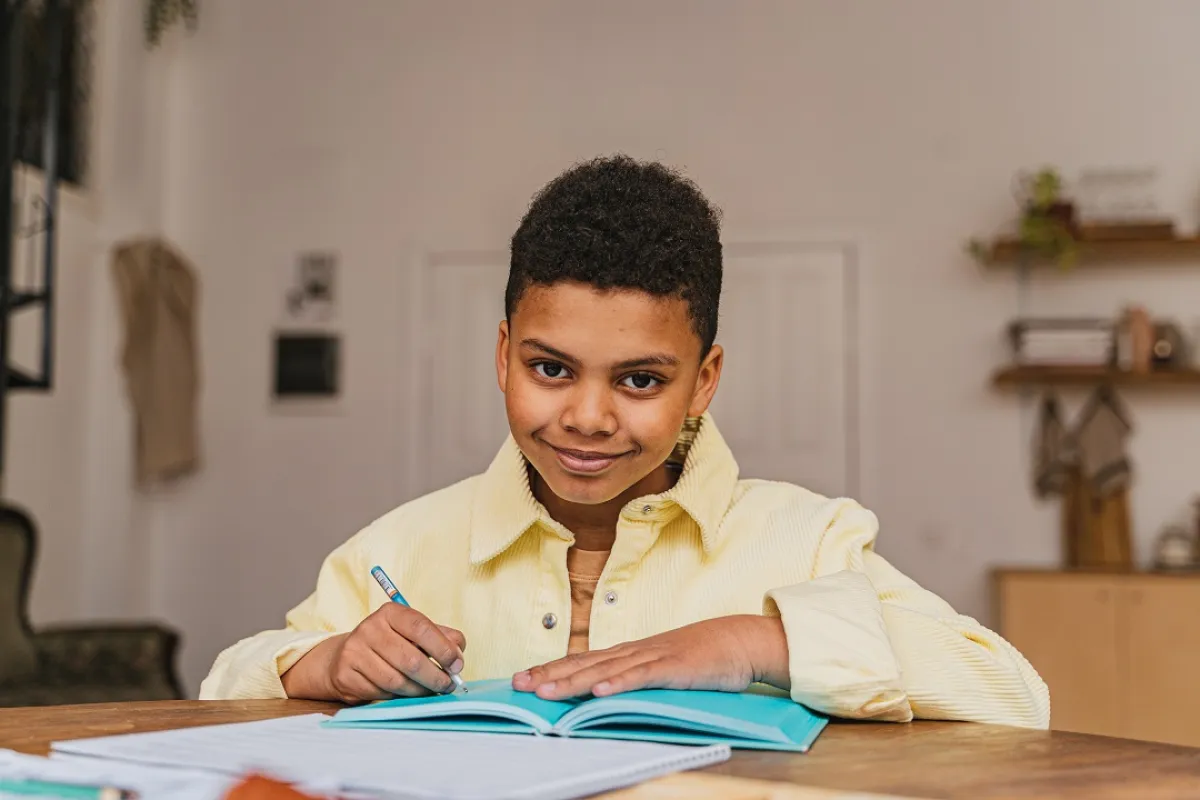 صورة لطفل يذاكر