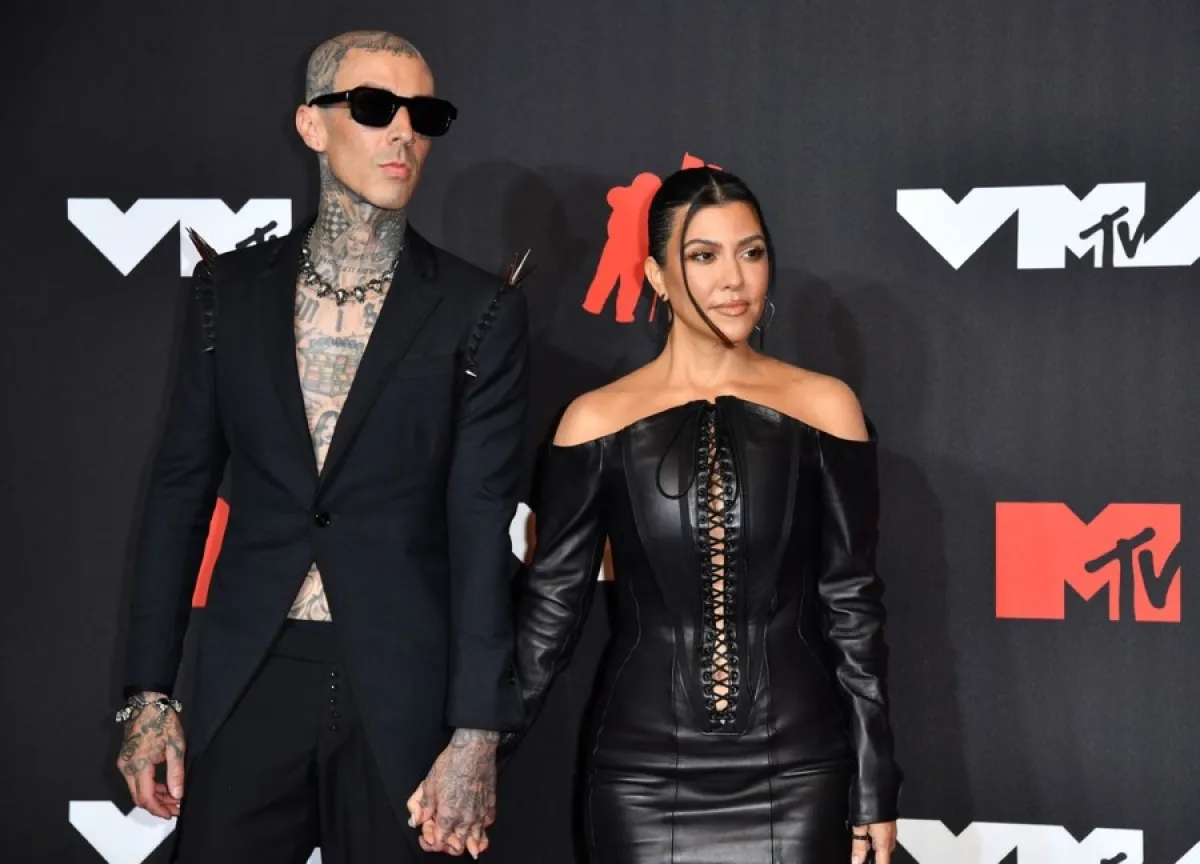 ترافيس باركر وكورتني كاردشيان «Travis Barker and US personality Kourtney Kardashian» -مصدر الصورة: ANGELA WEISS / AFP