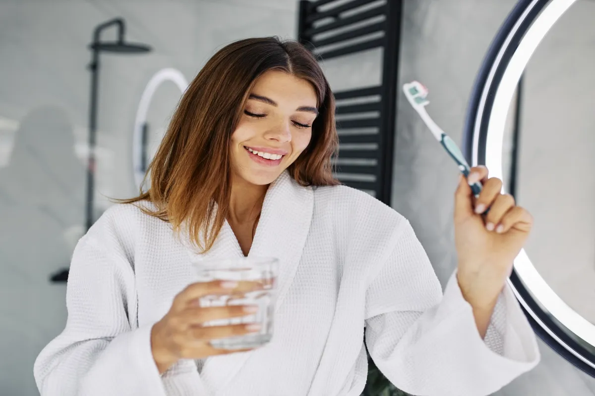 يمكن أن يساعد شطف الفم بالمياه المالحة في علاج التهاب اللثة (المصدر: Freepik)