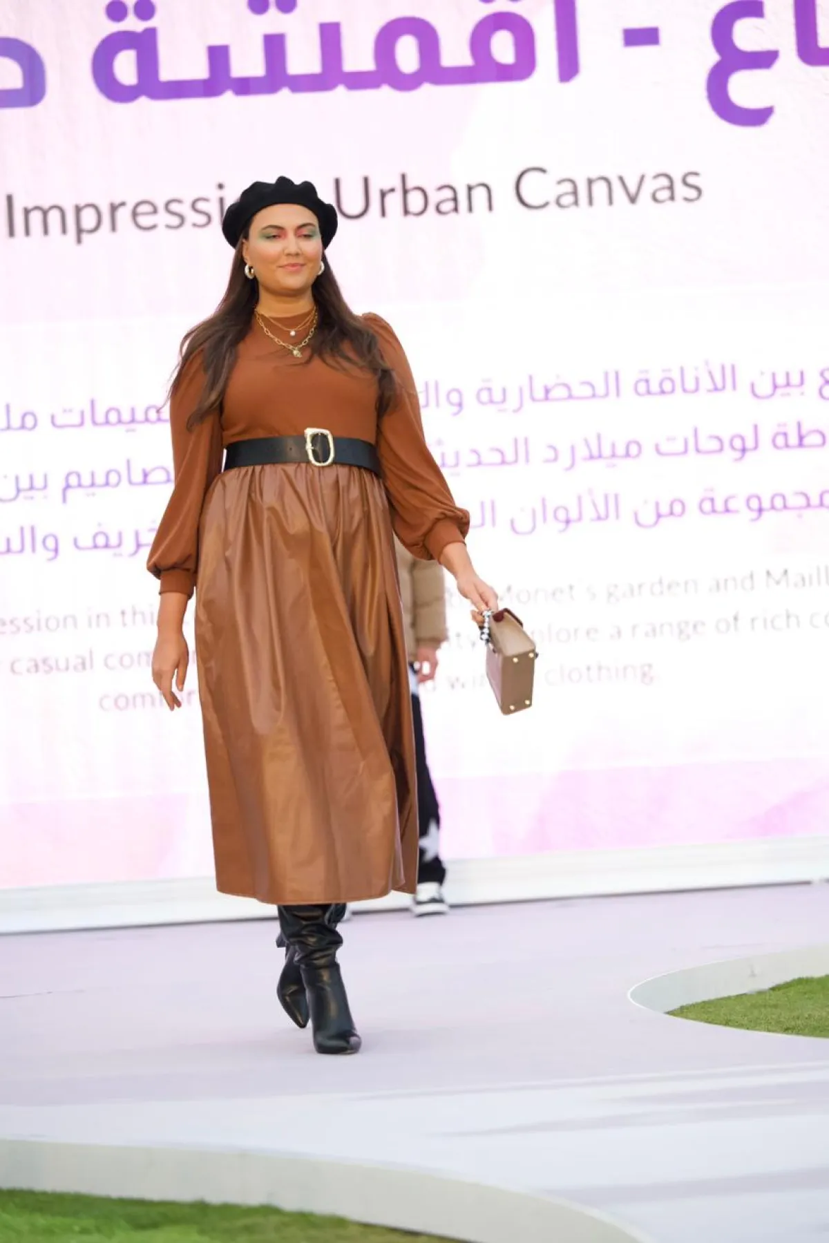 جانب من عرض الأزياء