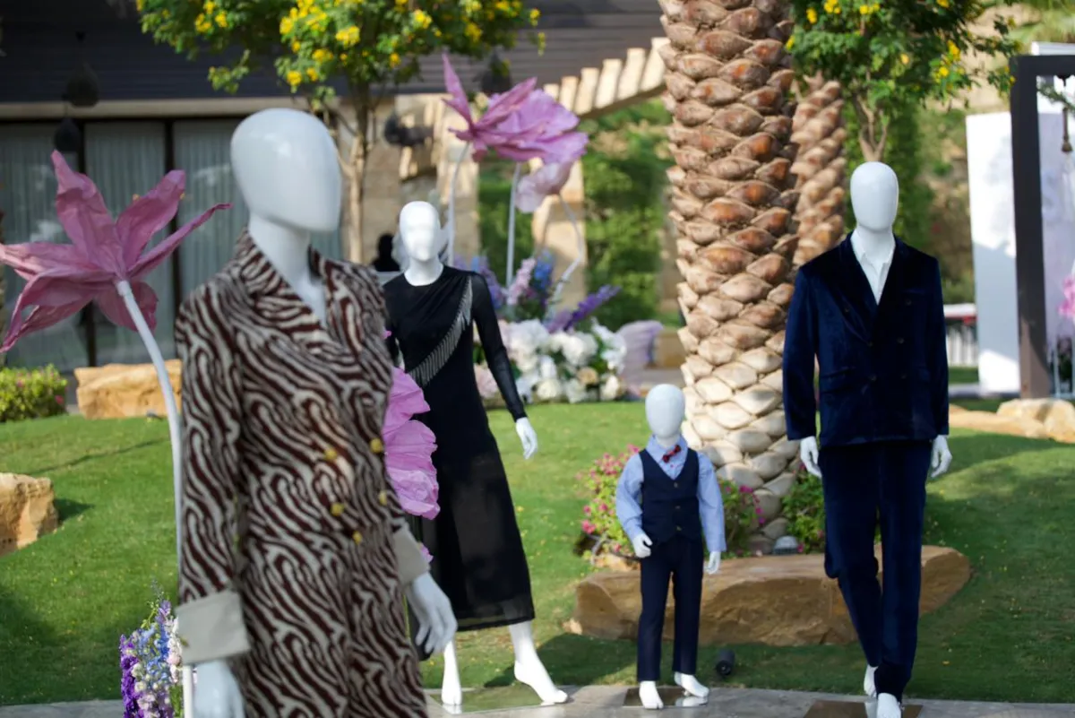 مجموعة من الأزياء المعروضة