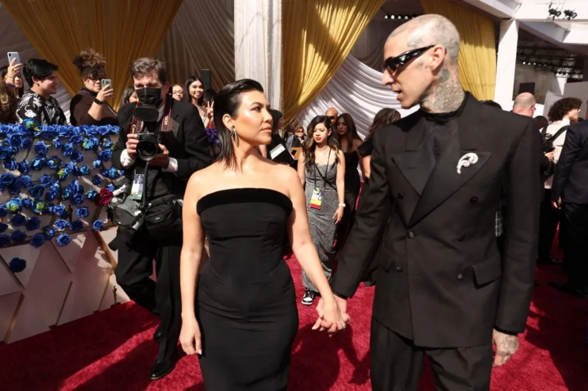 كورتني كارداشيان وترافيس باركر (Kourtney Kardashian and Travis Barker). مصدر الصورة: Emma McIntyre/Getty Images/AFP