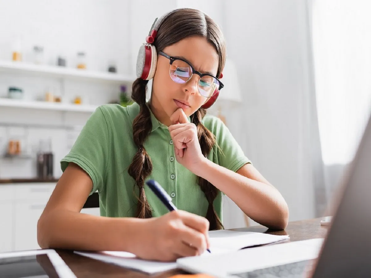 صورة لطفلة تذاكر دروسها