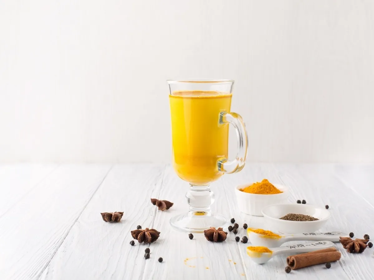 صورة لكوب من حليب الكركم