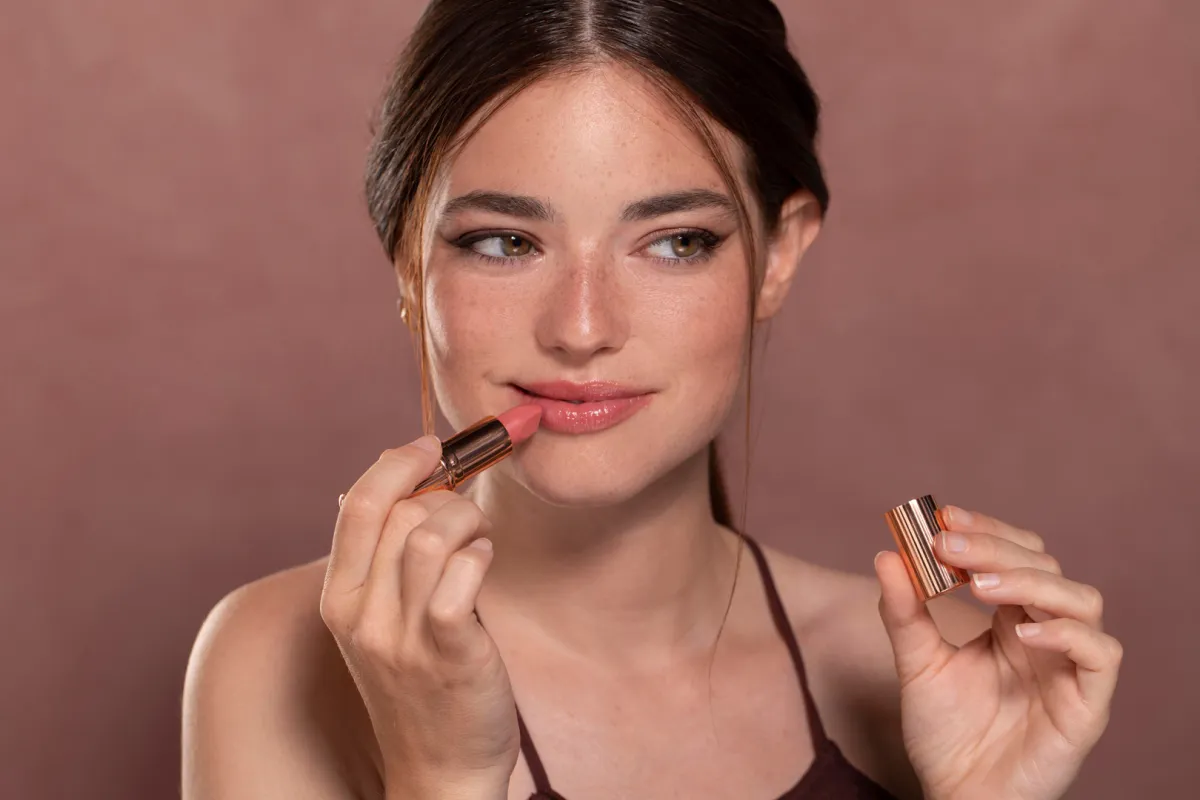 أجمل ألوان أحمر شفاه مشمشي لإطلالة دافئة وناعمة في شتاء 2024