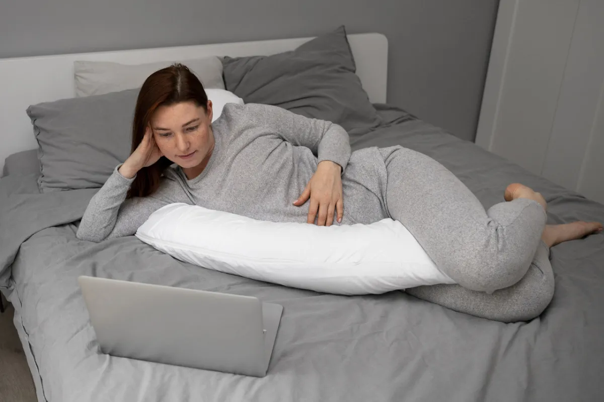 صورة لحامل تتابع الدروس عبر الإنترنت