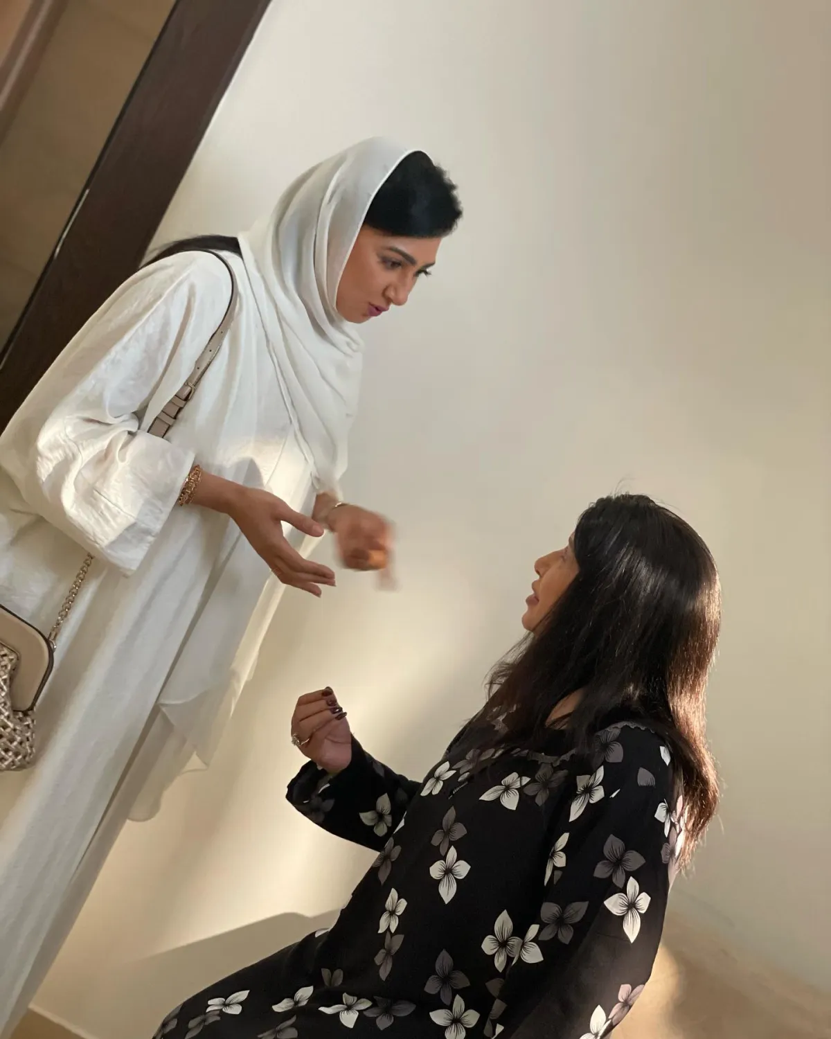 هيفاء حسين ومريم الغامدي من كواليس مسلسل حكاية لونا -الصورة من حسابها على الانستغرام