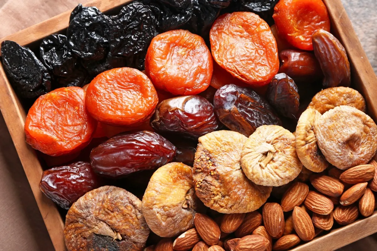 صورة لعدد من الفواكه المجففة والمكسرات