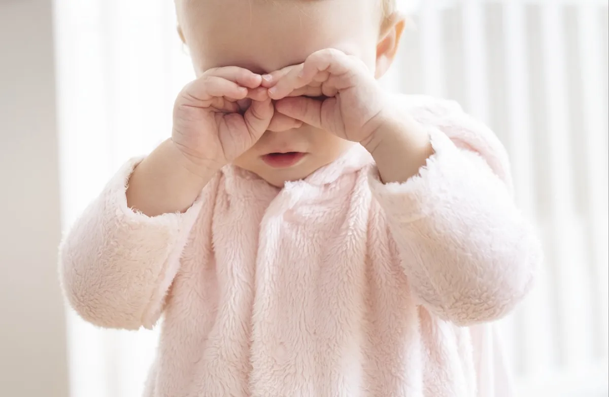 صورة لطفلة رضيعة تفرك عينيها