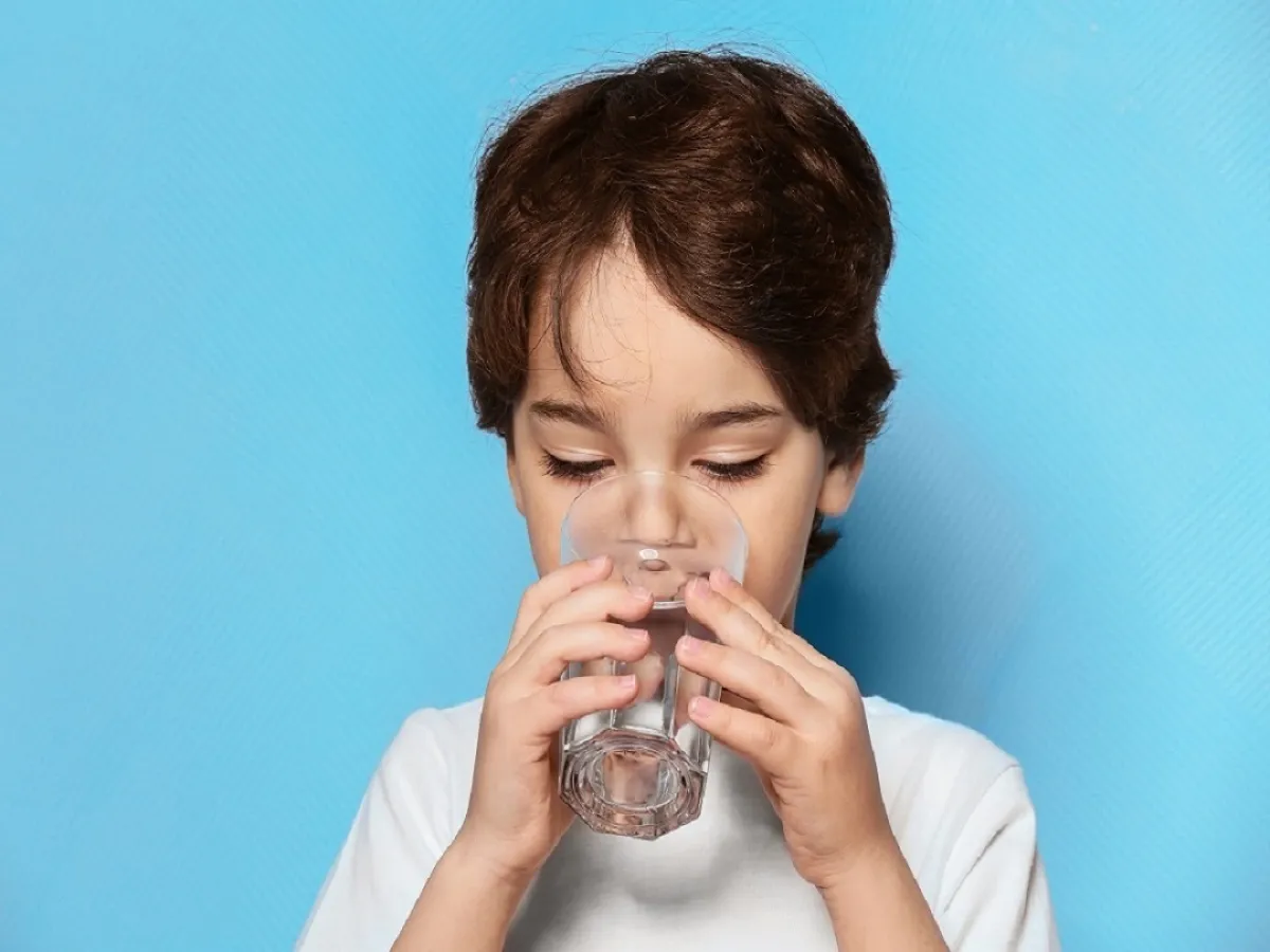 صورة لطفل يتناول المياه