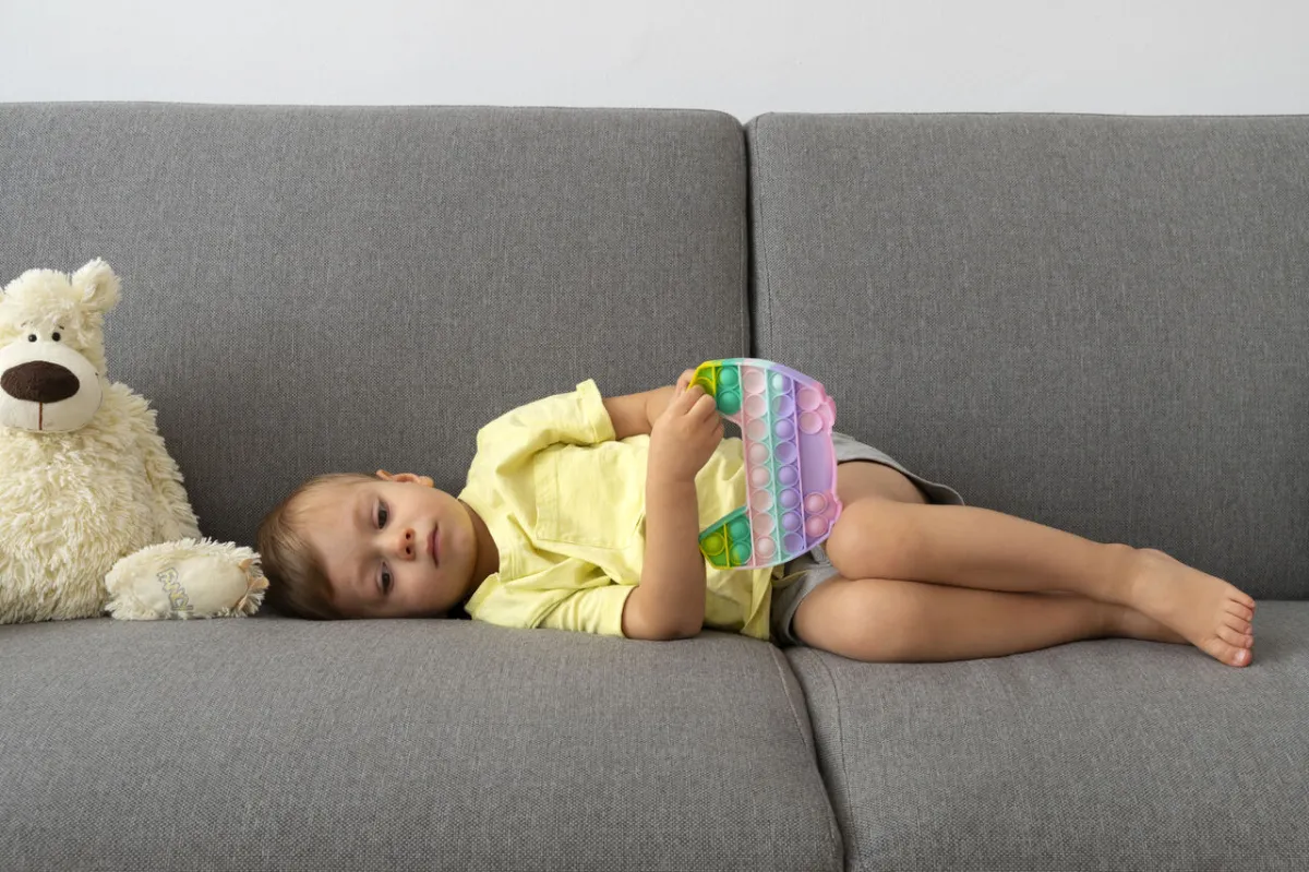 صورة طفل مصاب بالإمساك 