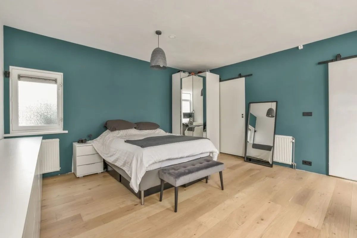 الأزرق المخضر يُستخدم في طلاء الجدران