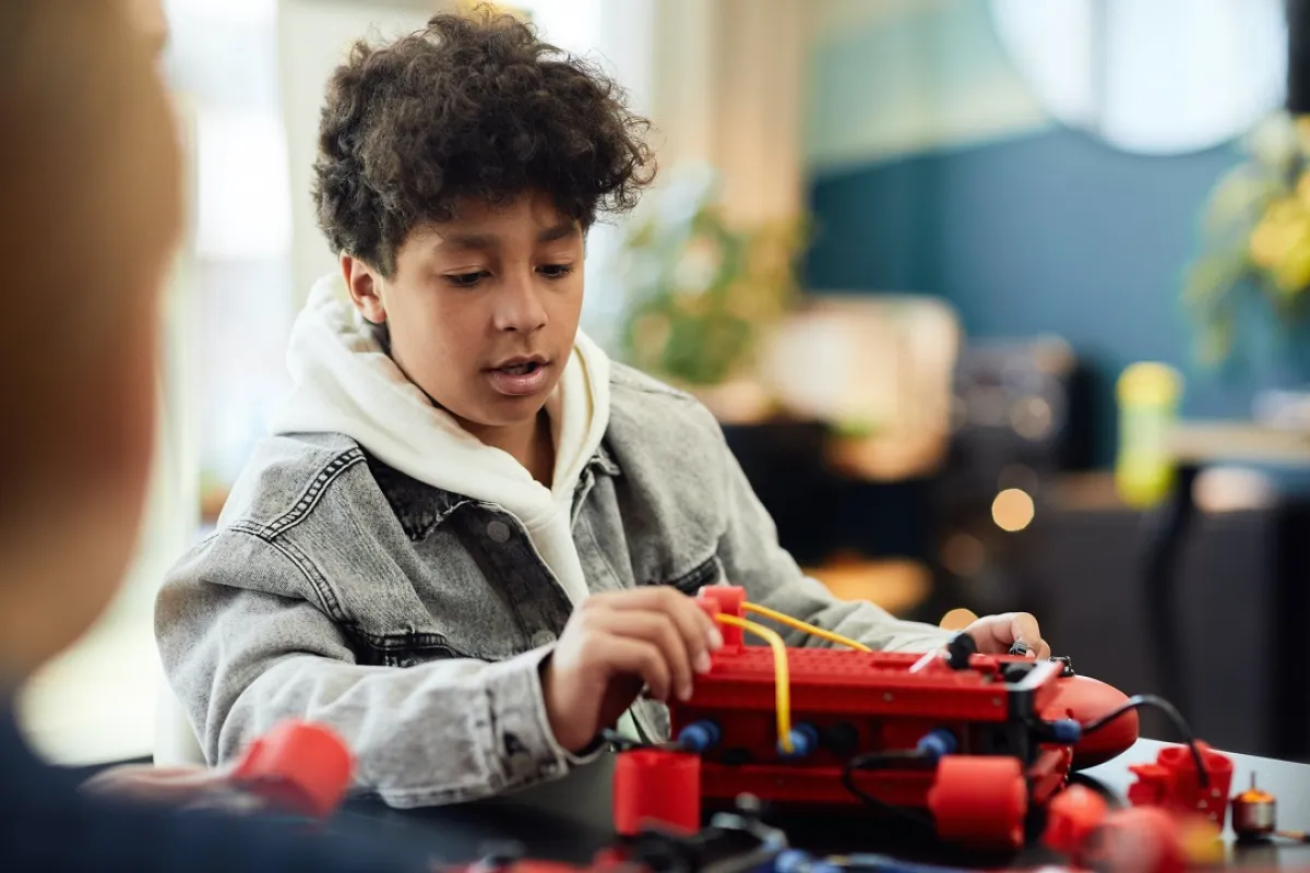 صورة لطفل يستكشف ما وراء اللعبة 