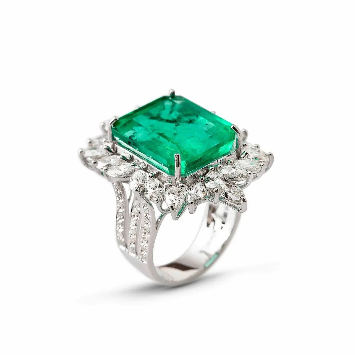 خاتم كوكتيل The Aristocrat من فرح خان بحجر زمرد الزامبي 17.06 قيراط و4.76 قيراطاً من الماس