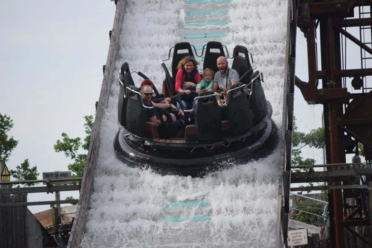 صورة عائلة في أحد الأنشطة المائية