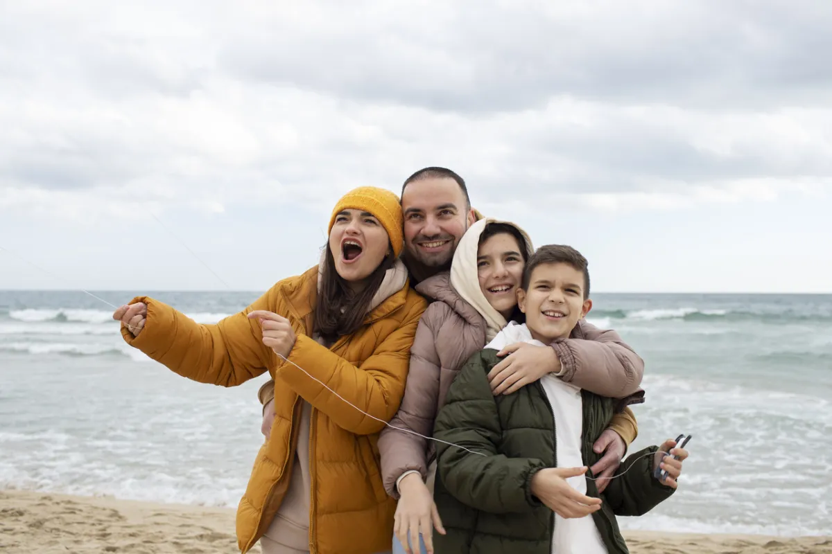 عائلة تطلق الطائرة الورقية