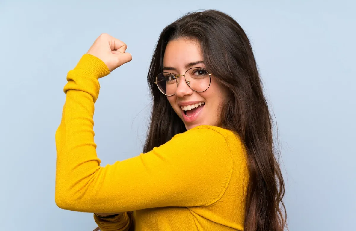 صورة لمراهقة تمتلي بالحيوية والطاقة