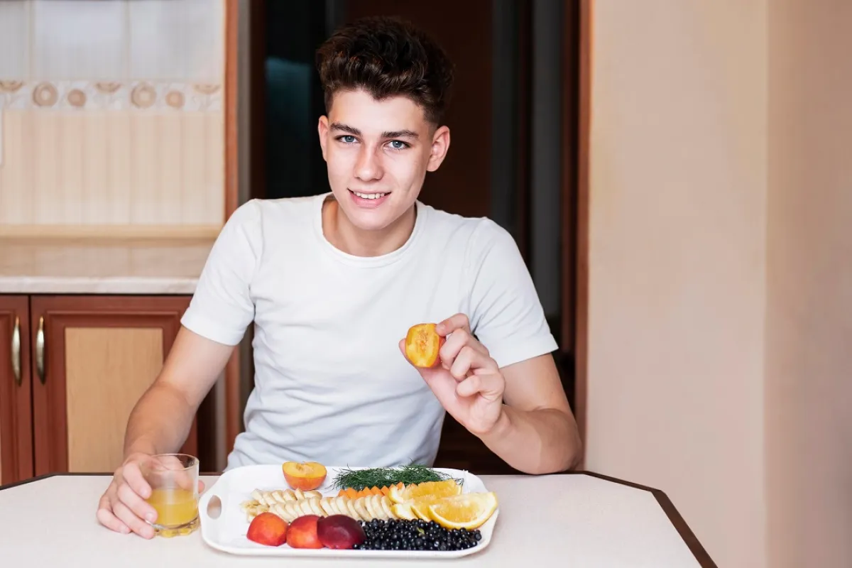 صورة لمراهق وطعام صحي