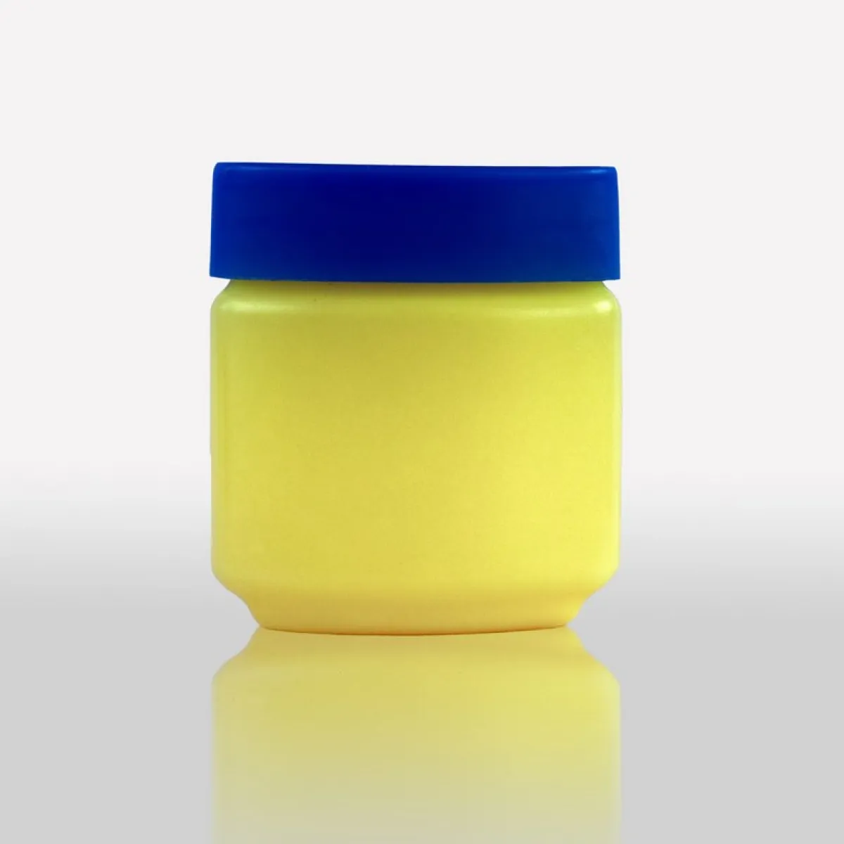 الفازلين قد يبقع الملابس، عند التطبيق على البشرة