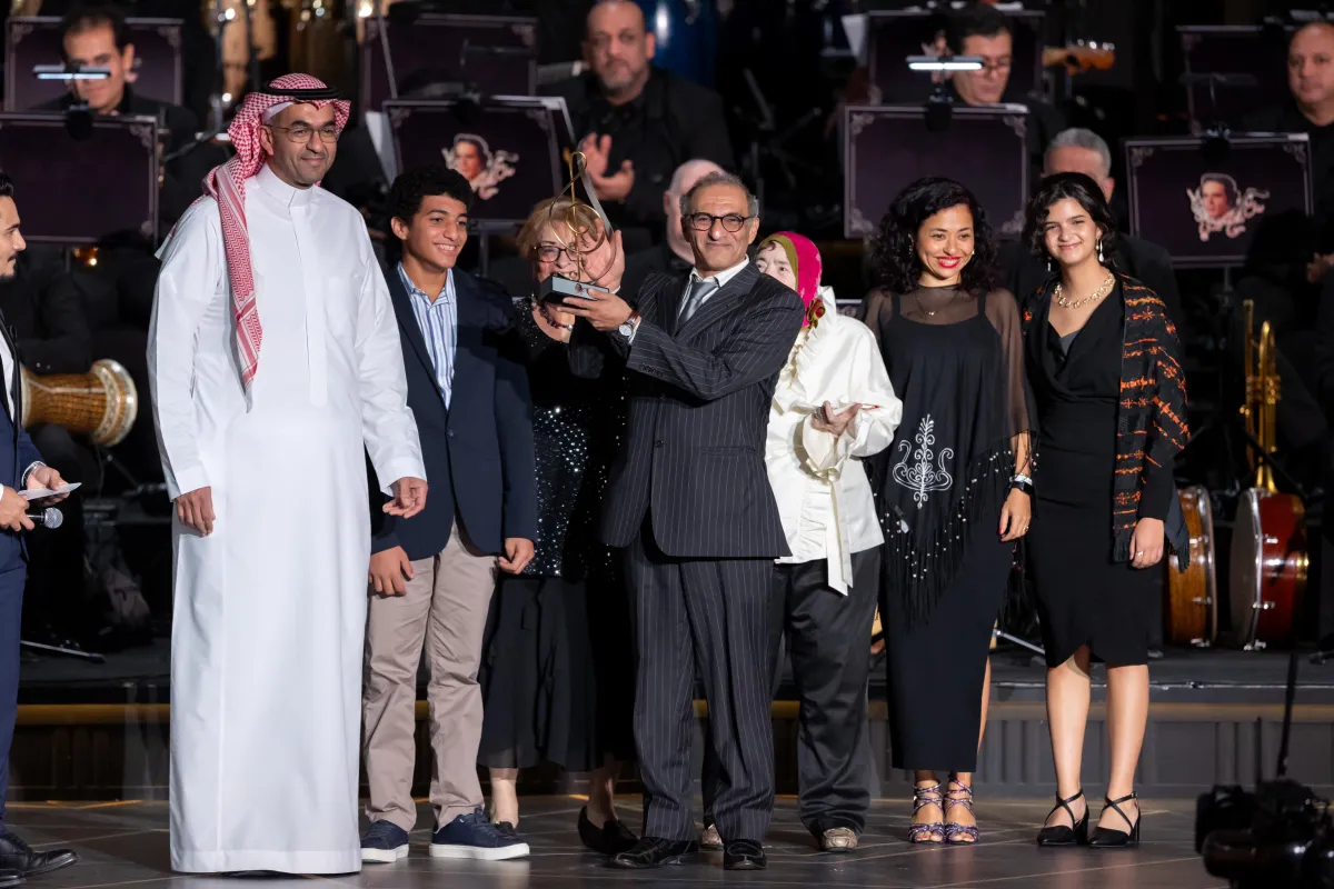 تكريم عائلة بليغ حمدي  من قبل نائب الرئيس التنفيذي لـ جيا أحمد المحمادي -الصورة من المركز الاعلامي للشركة المنظمة بنش مارك