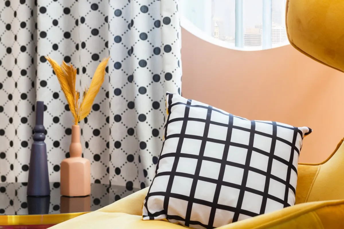 الستارة منقوشة بحسب نمط البولكا