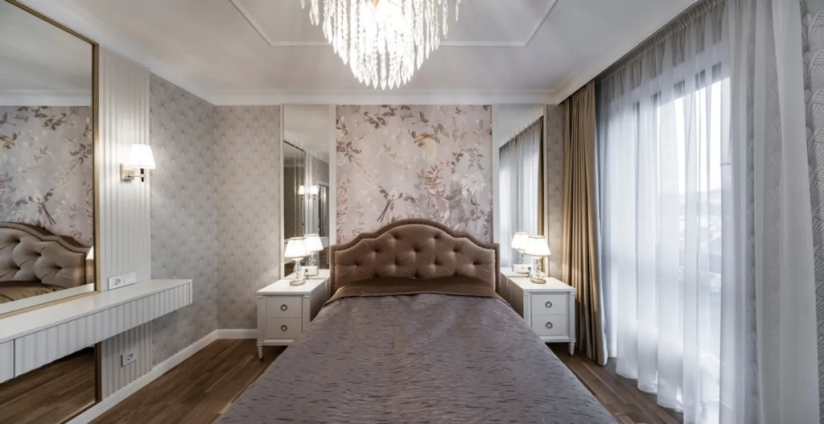 الكلاسيكية الناعمة تميز غرفة النوم المناسبة لزوجين في سن الشباب