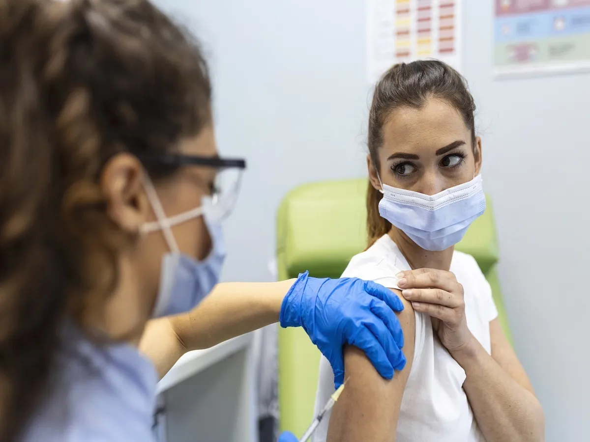 صورة لامرأة تتلقي لقاحاً