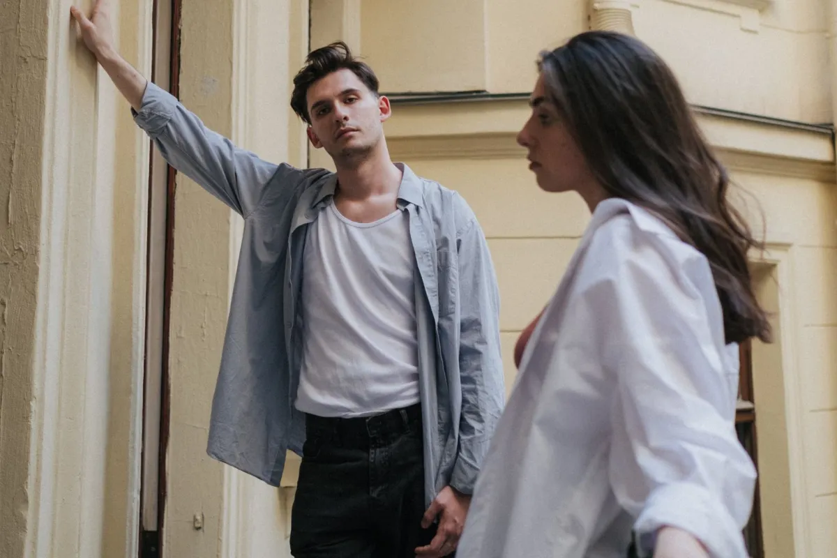  خسارة المرأة النقاش أمام زوجها